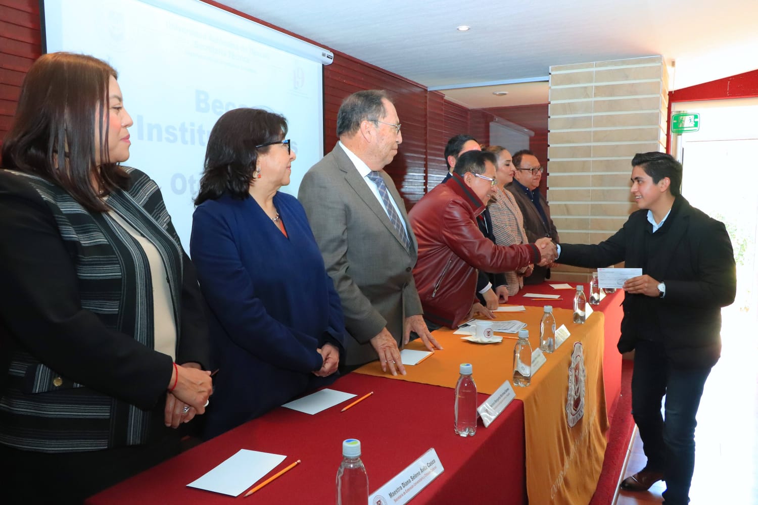 Estudiantes de la UATx reciben becas del Ciclo Otoño 2025